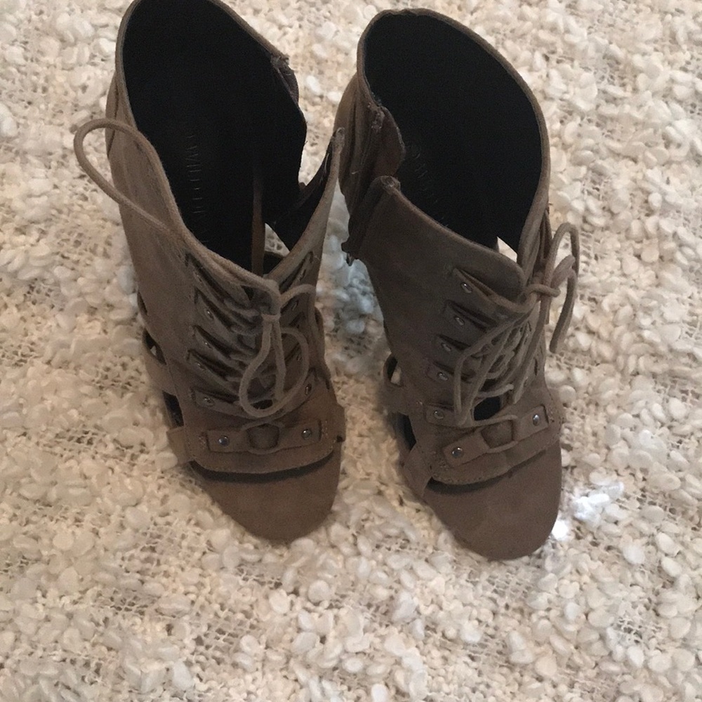 Heels - Picture 3 of 4